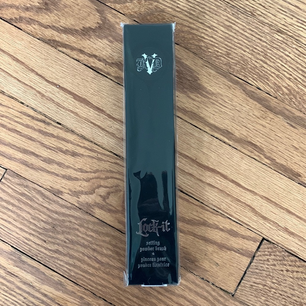 Kat Von D setting powder brush